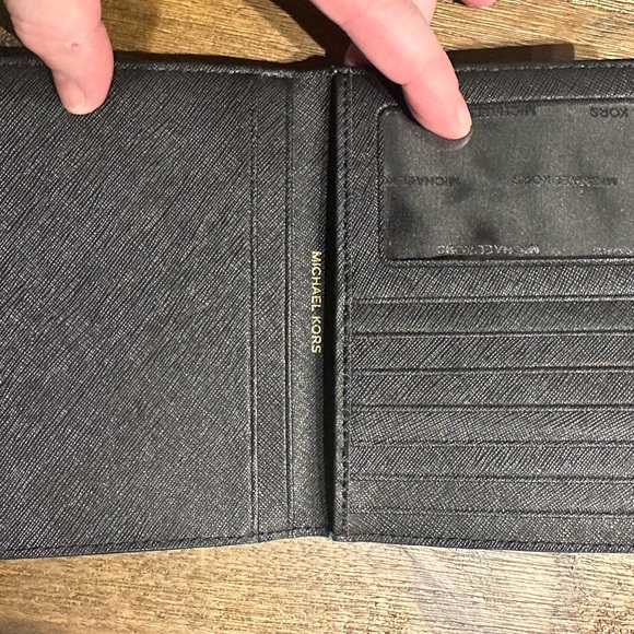 MICHAEL Michael Kors Saffiano Leopard Print passport holder/passport cover - Picture 3 of 4